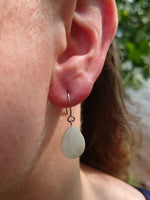 Ohrringe mit weißen Perlmutt Tropfen und Edelstahl