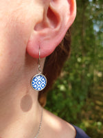 Ohrringe mit blau weißem Muster hinter Glas/Edelstahl
