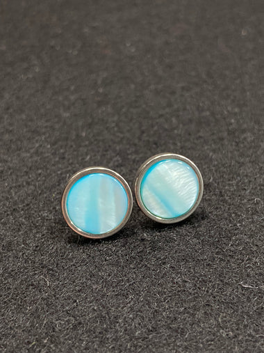 Stud earrings in blue mother-of-pearl and stainless steel