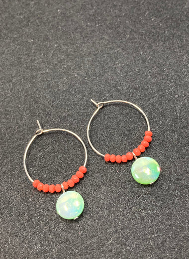 Hoop earrings with green mother-of-pearl beads and stainless steel