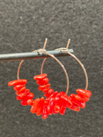 Pendientes de aro con coral rojo y acero inoxidable