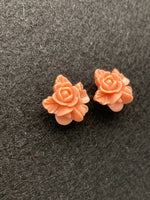 Pendientes de botón con flor rosa